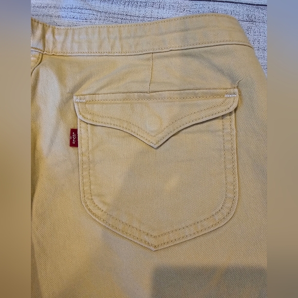 Levi's 545 Shorts Women’s Size 10 Butter Yellow Flap Pockets Denim Jean 5 Inch - Picture 4 of 10
